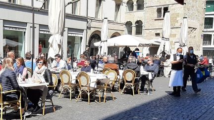 La terrasse d'un restaurant&nbsp;à Genève, en Suisse, lundi 19 avril. (ALAIN GASTAL / RADIO FRANCE)