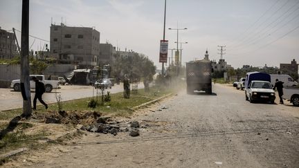 Sur les lieux de l'attentat à l'explosif, dans la bande de Gaza, le 13 mars 2018. (MOHAMMED TALATENE / DPA / AFP)