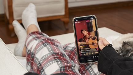 (Image d'illustration). Une adolescente regarde le concert en ligne de&nbsp;Sienna, en Espagne.&nbsp; (CARLOS ALVAREZ / GETTY IMAGES EUROPE)