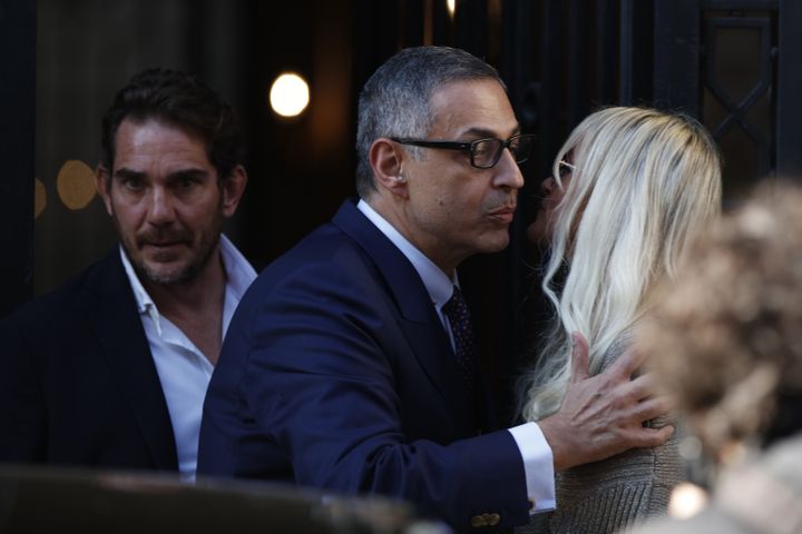 Sébastien Farran,&nbsp;Ardavan Amir-Aslani et Laeticia Hallyday, à Paris, le 9 octobre 2018.&nbsp; (MEHDI TAAMALLAH / NURPHOTO / AFP)