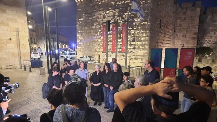 Un rassemblement pour la paix devant la porte de Jaffa, à Jérusalem, réunissant Israéliens et Palestiniens. (Thibault Lefèvre / RADIOFRANCE)