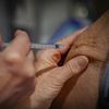 Une personne se fait vacciner contre le Covid-19, le 20 octobre 2023 à Briançon (Hautes-Alpes). (THIBAUT DURAND / HANS LUCAS / AFP)