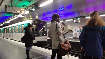 Les quais de la ligne 12 du métro parisien à la station Montparnasse, le 30 novembre 2016. (MAXPPP)