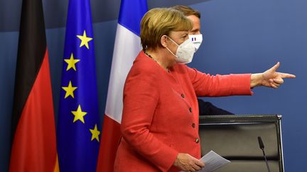 La chancelière allemande Angela Merkel et le président Emmanuel Macron lors d'une conférence de presse commune à la fin du sommet européen, à Bruxelles, le 21 juillet 2020 (photo d'illustration). (JOHN THYS / POOL)