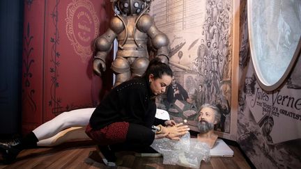 L'installation de la statue de cire de Jules Verne au musée Grévin à Paris (5 février 2019)
 (Thomas Samson / AFP)