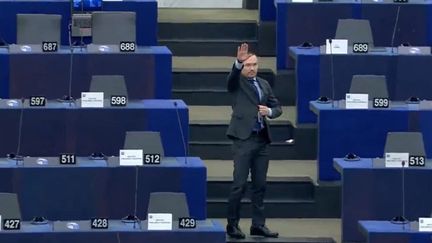 L’eurodéputé bulgare Angel Dzhambazki fait un salut nazi au Parlement européen à Strasbourg (Bas-Rhin), le 16 février 2022.&nbsp; (PARLEMENT EUROPEEN)