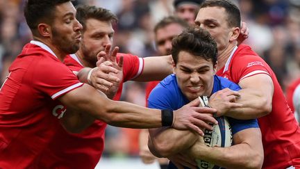 Antoine Dupont s'arrache pour échapper aux Gallois, le 18 mars 2023 au Stade de France. (FRANCK FIFE / AFP)