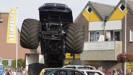 &nbsp; (Un "monster truck" est sorti de sa trajectoire au cours d'une démonstration à Haaksbergen (Pays-Bas) © MaxPPP)