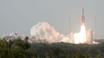 La fus&eacute;e Ariane 5 a d&eacute;coll&eacute; depuis Kourou (Guyane), le 2 ao&ucirc;t 2012.&nbsp; (HO / CNES / AFP)