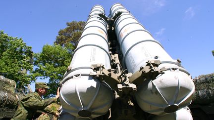 Un militaire s'appr&ecirc;te &agrave; placer des missiles S-300, dans la r&eacute;gion de Kaliningrad (Russie), le 6 juin 2011. (IGOR ZAREMBO / RIA NOVOSTI / AFP)