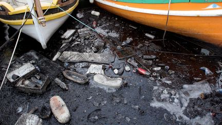 Des détritus en plastique présents dans le port de Sète, dans l'Hérault, en 2011.&nbsp; (TIM SOMERSET / MAXPPP)