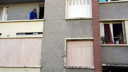 Devant l'immeuble o&ugrave; vivait Mohamed Merah, le 23 mars 2012. (PASCAL PAVANI / AFP)