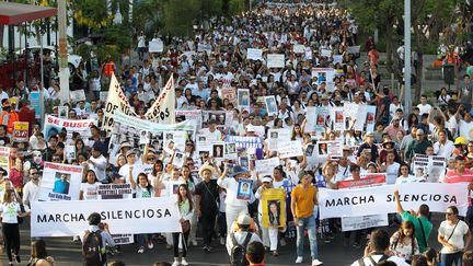 Des proches de disparus manifestent contre les disparitions et la violence liées au trafic de drogue au Mexique, le 4 mai 2018 à Guadalajara (Mexique).&nbsp; (ULISES RUIZ / AFP)