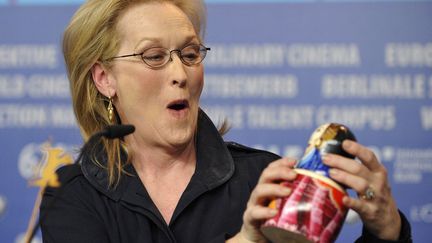 C'est dans ces moments l&agrave; que l'on sait que Meryl Streep est vraiment une grande actrice. N'a-t-elle pas l'air ravie qu'on lui offre une poup&eacute;e russe avec les traits de Margaret Thatcher? Looooovely! (MORRIS MACMATZEN / REUTERS)