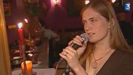 Ambre chante dans les cafés de Genève pour se faire connaitre
 (Culturebox)