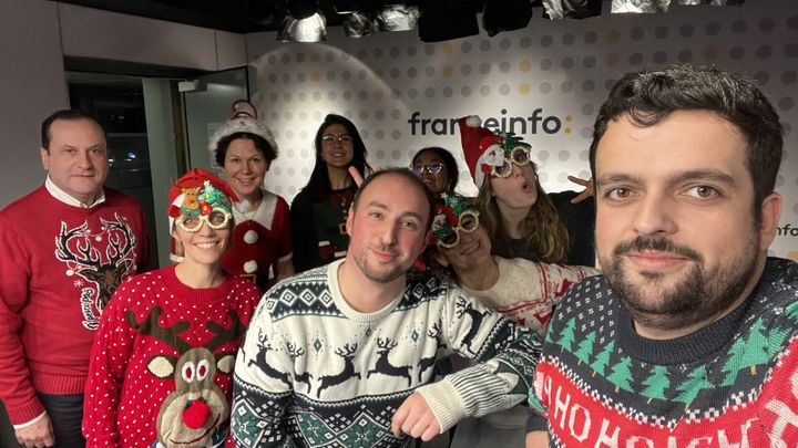 Les équipes de franceinfo et leurs pulls moches de Noël, édition 2022 (FRANCE INFO / RADIO FRANCE)