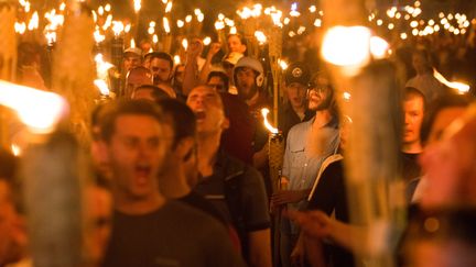 Des membres de groupuscules radicaux marchent dans Charlottesville, le 11 août. (ZACH D ROBERTS / NURPHOTO / AFP)