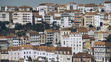 La villle fluviale de Coimbra au Portugal. Un pays où se loger commence à coûter très cher : "c'est le nuage noir au-dessus de la tête des jeunes, l'achat est quasiment impossible", explique Ana Navarro Pedro. (JOSEMANUELERRE / MOMENT OPEN / GETTY IMAGES)