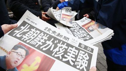 Des Japonais lisent un journal qui revient sur l’essai nucléaire nord-coréen du 6 janvier 2016. Selon la Corée du Nord, il a été couronné de succès.  (KAORU TACHIBANA / YOMIURI / THE YOMIURI SHIMBUN)