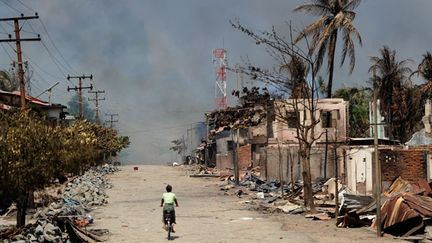 En 1991, des attaques d’une extrême violence menées par l’armée birmane obligent 250.000 Rohingyas à se réfugier une fois encore au Bangladesh… qui les refoule. Ils se heurtent à un mur de barbelés érigé en Birmanie pour empêcher leur retour. (AFP)