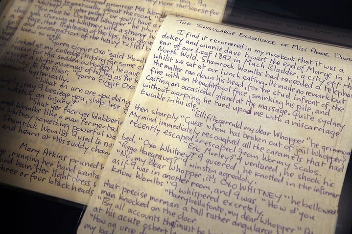 Des manuscrits de John Lennon (lettres, poèmes...) ont été mis aux enchères à Sotheby's à New York.
 (Spencer Platt / Getty Images / AFP)