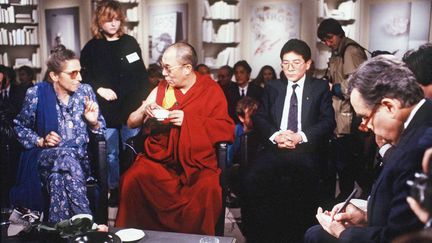 L'un des moments forts d'"Apostrophes", la visite du Dalaï Lama en 1989, peu de temps avant son Nobel de la Paix.
 (Ginies/Sipa)