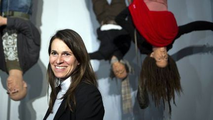 La ministre de la Culture Aurélie Filippetti au Mac Val de Vitry  le 19 mai durant la Nuit des Musées 2013. Devant une oeuvre de Gilles Barbier "La révolution à l'envers" (2007)
 (Fred Dufour / AFP)