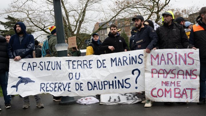 Des pêcheurs participent à une manifestation aux côtés d'agriculteurs, le 25 janvier 2024, à Rennes (Ille-et-Vilaine). (ESTELLE RUIZ / HANS LUCAS / AFP)