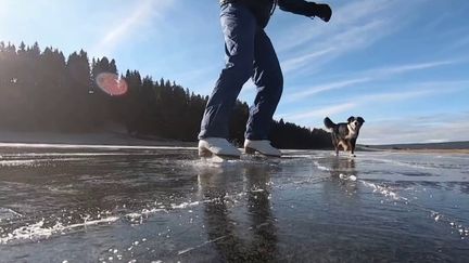 Suisse : le majestueux Lac des Taillères se transforme en patinoire à ciel ouvert