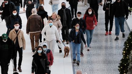 Des citoyens américains dans un centre commercial de New York (Etats-Unis), le 13 décembre 2021. (SPENCER PLATT / GETTY IMAGES NORTH AMERICA / AFP)