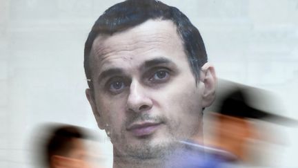 Le portrait du réalisateur ukrainien Oleg Sentsov, détenu dans une prison russe pour ses opinions politiques, affiché dans les rues de Kiev.
 (Sergei SUPINSKY / AFP)