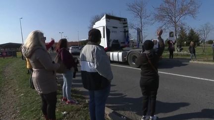 Inspirés des camions qui bloquent Ottawa au Canada, plusieurs cortèges du "convoi de la liberté" sont partis aujourd'hui de Bayonne (Pyrénées-Atlantiques), Nice (Alpes-Maritimes) et Perpignan (Pyrénées-Orientales) pour aller vers Paris.&nbsp;Ces convois, qui souhaitent la suppression du pass vaccinal, ne regroupent que quelques dizaines de véhicules. (FRANCE 2)