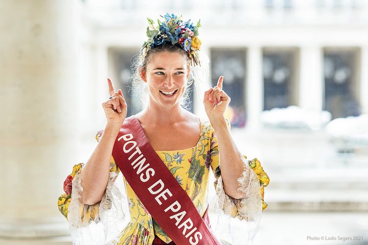 Gabrielle, gardienne des "Potins de Paris", en pleine visite.&nbsp; (LUDO SEGERS)