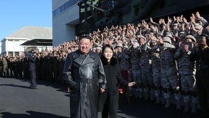 Le dirigeant nord-coréen Kim Jong Un et sa fille saluent des soldats dans un lieu inconnu, en Corée du Nord, le 27 novembre 2022. (KCNA / KNS)