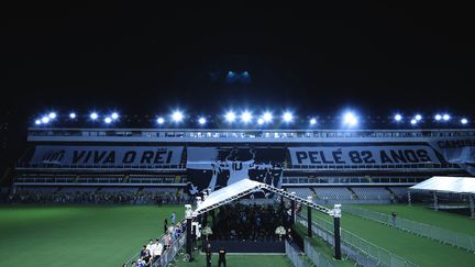 De nuit comme de jour, plus de 230 000 personnes se sont recueillies en 24 heures devant le grand auvent installé au centre du terrain. (ETTORE CHIEREGUINI / AGIF / AFP)