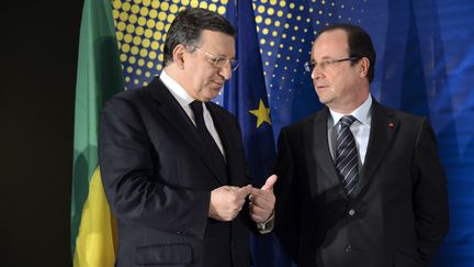 Le pr&eacute;sident de la Commission europ&eacute;enne, Jose Manuel Barroso (G), et le pr&eacute;sident fran&ccedil;ais, Fran&ccedil;ois Hollande, &agrave; Bruxelles (Belgique), le 15 mai 2013. (THIERRY CHARLIER / AFP)