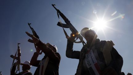 Des soldats houthis ayant terminé leur formation assistent à un défilé militaire à Amran, au Yémen, le 20 décembre 2023. (MOHAMMED HAMOUD / AFP)