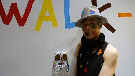 Le créateur Yoshi Itu' lors de l'inauguration de son exposition "Walk" Wearable art, octobre 2015 à Paris
 (Corinne Jeammet)