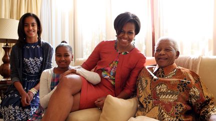 Michelle Obama et ses filles rendent visite &agrave; Nelson Mandela, le 21 juin 2011. (DEBBIE YAZBEK / NELSON MANDELA FOUNDATION / AFP)