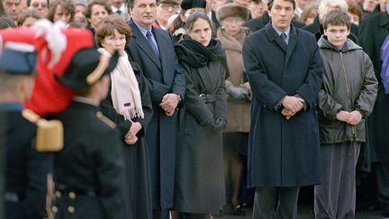 Danielle Mitterrand, Jean-Christophe Mitterrand, Mazarine Pingeot, Gilbert Mitterrand et son fils (de G &agrave; D) se recueillent devant le cercueil du pr&eacute;sident Fran&ccedil;ois Mitterrand &agrave; Jarnac (Charentes), lors de ses obs&egrave;ques,&nbsp;le 11 janvier 1996. (AFP)