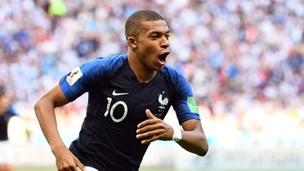 Kylian Mbappé célèbre son deuxième but contre l'Argentine, samedi 30 juin à Kazan (Russie). Le Français a été élu homme du match au terme de la rencontre. (FRANCK FIFE / AFP)