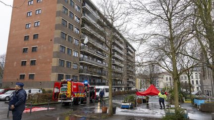 Police and firefighters at the scene of a crime linked to drug trafficking, in the Saint-Gilles district of Brussels (Belgium) on February 14, 2024 (NICOLAS MAETERLINCK / BELGA MAG)