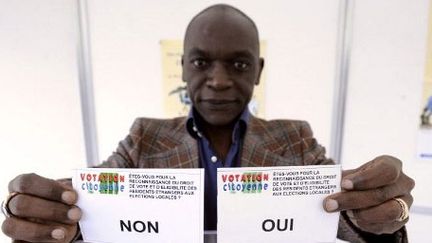 Un bénévole du collectif «Votation citoyenne», lors d'un référendum organisé par ce même collectif, le 23 mai 2008 à Paris, au sujet du droit de vote des résidents étrangers aux élections locales. (AFP PHOTO STEPHANE DE SAKUTIN )