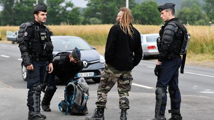 Des gendarmes parlent avec un participant à la rave-party à Redon, le 19 juin 2021. (FRANCK DUBRAY / MAXPPP)