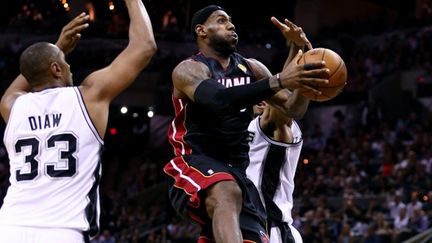 LeBron James a fait le plus gros du travail sur le parquet des Spurs. (ANDY LYONS / GETTY IMAGES NORTH AMERICA)