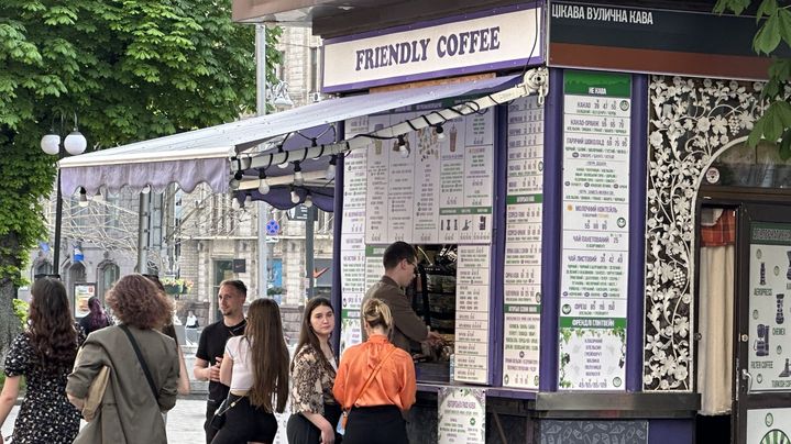 Des habitants de Kiev devant le "Friendly Coffee" tenu par Alex, le 16 mai 2023. (MAURINE MERCIER  / FRANCE INFO)