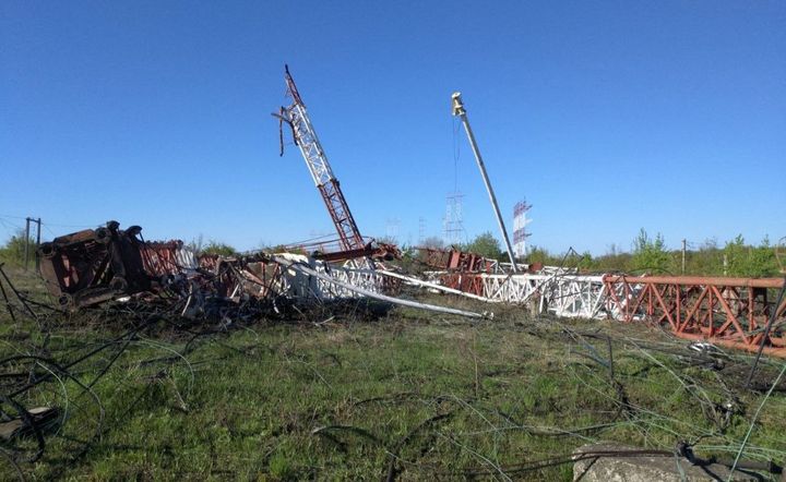 Les antennes du centre de radio du village de Maïak, en Transnistrie, gisent sur le sol après des explosions, le 26 avril 2022.&nbsp; (HANDOUT / TRANSNISTRIAN INTERIOR MINISTRY / AFP)