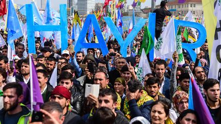 Des sympathisants du parti pro-Kurde HDP manifestent, en avril 2017 à Istanbul en Turquie, pour le "non" ("Hayir") au referendum organisé le 16 avril. (YASIN AKGUL / AFP)