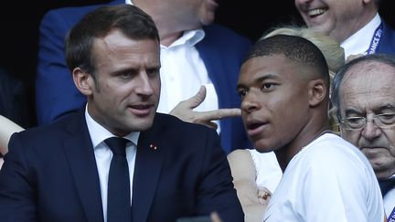 Emmanuel Macron et Kylian Mbappé lors de la finale de la Coupe du monde féminine de football, à Lyon (Rhône) le 7 juillet 2019 (IAN LANGSDON / EPA)