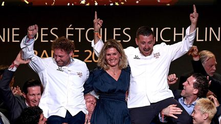 Le chef français Arnaud Donckele (à gauche), le chef français Dimitri Droisneau (à droite) et son épouse Marielle Droisneau (à droite) fêtent leur troisième étoile au guide Michelin lors de la cérémonie de remise des prix de l'édition 2022 du guide Michelin à Cognac (Charente), le 22 mars 2022.&nbsp; (PHILIPPE LOPEZ / AFP)